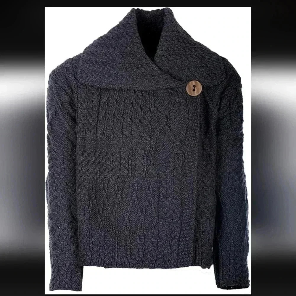 ARAN WOLLEN MILLSCardigan With Collar. 100% Marino wool